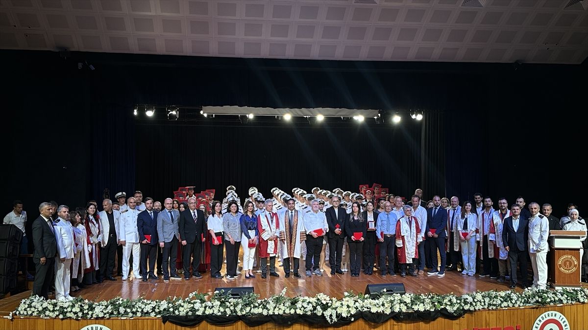 İSTE\'de Mezuniyet Töreni Yapıldı
