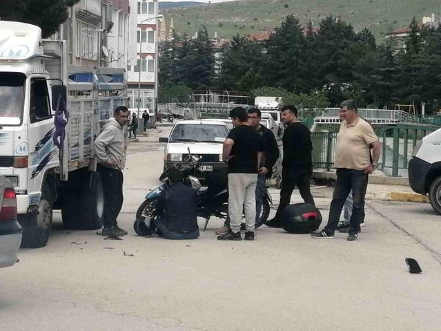 Yalvaç'ta Motosiklet-Kamyonet Çarpışması
