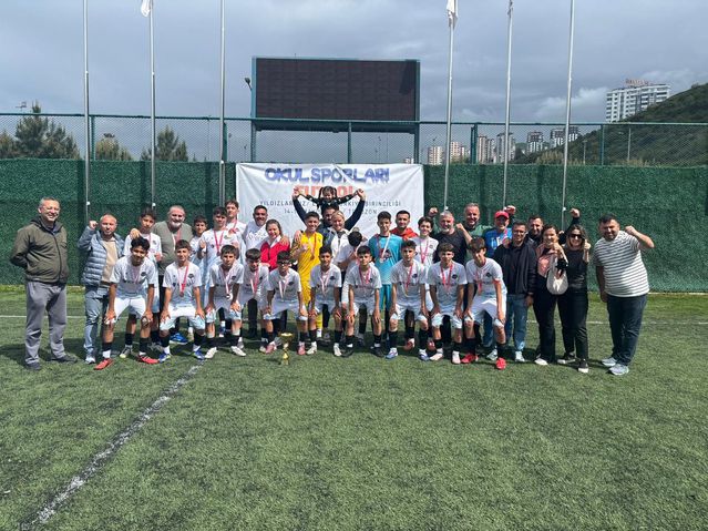 İzmir Okulları Futbol Şampiyonu Oldu