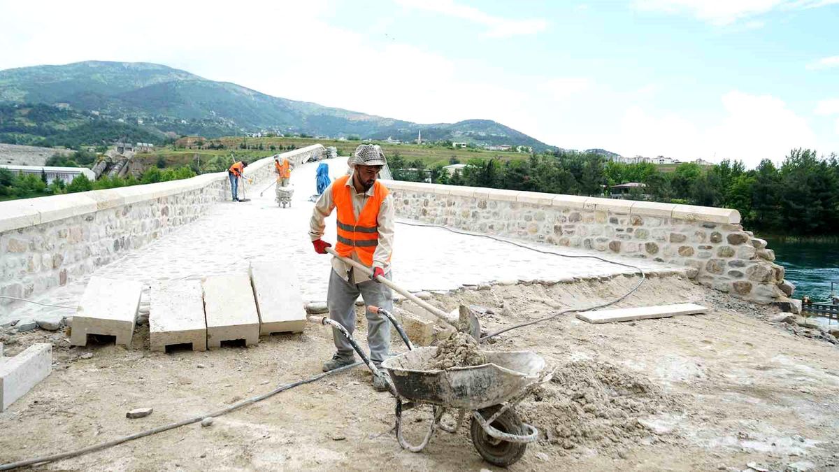 Kahramanmaraş\'ta tarihi Ceyhan Köprüsü yenileniyor
