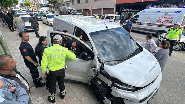 Edirne'de Kamyonet Kaza Yaptı: 2 Yaralı