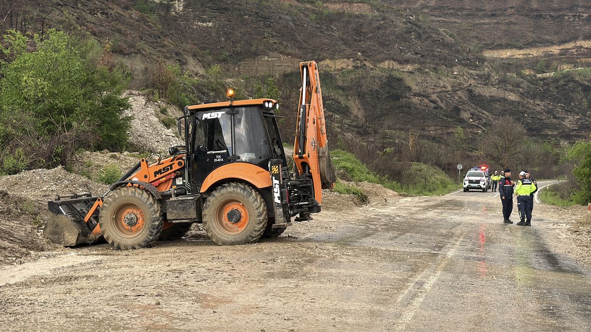 Karabük\'te sağanak yolları göle çevirdi