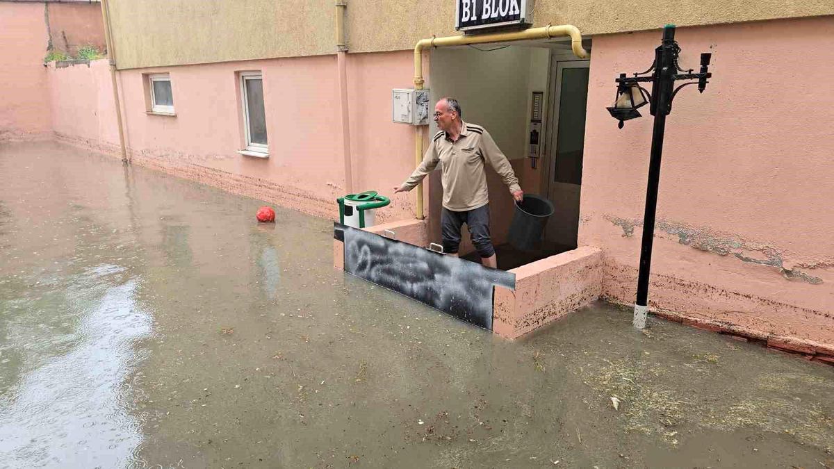Karabük\'te sağanak yağış hayatı felç etti