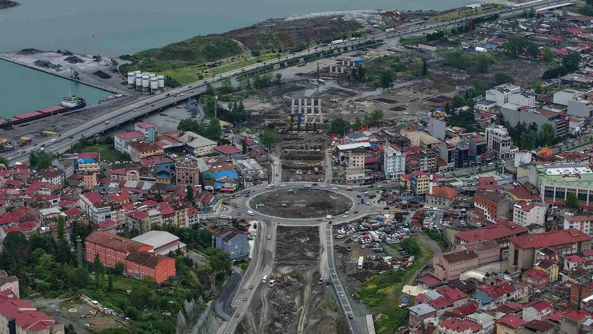 Karadeniz Sahil Yolu viyadüklerle Değirmendere Tüneli\'ne bağlanıyor