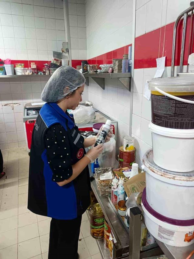 Kemer'de zabıta ekiplerinden bayram öncesi denetim