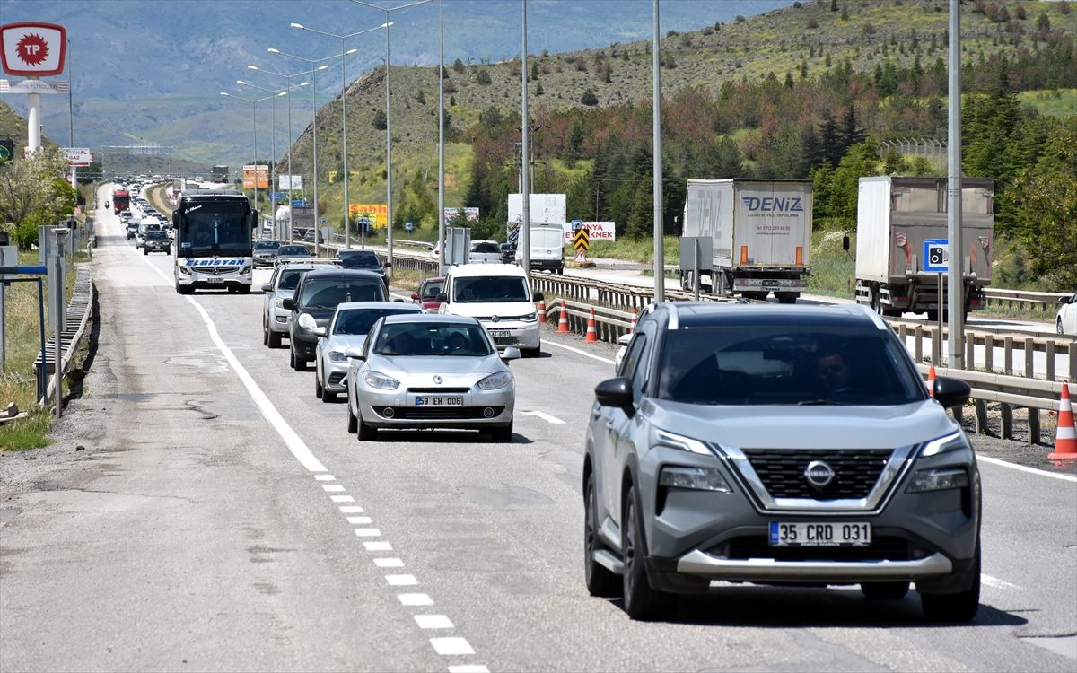 Kırıkkale\'de Bayram Trafiği Yoğunlaştı