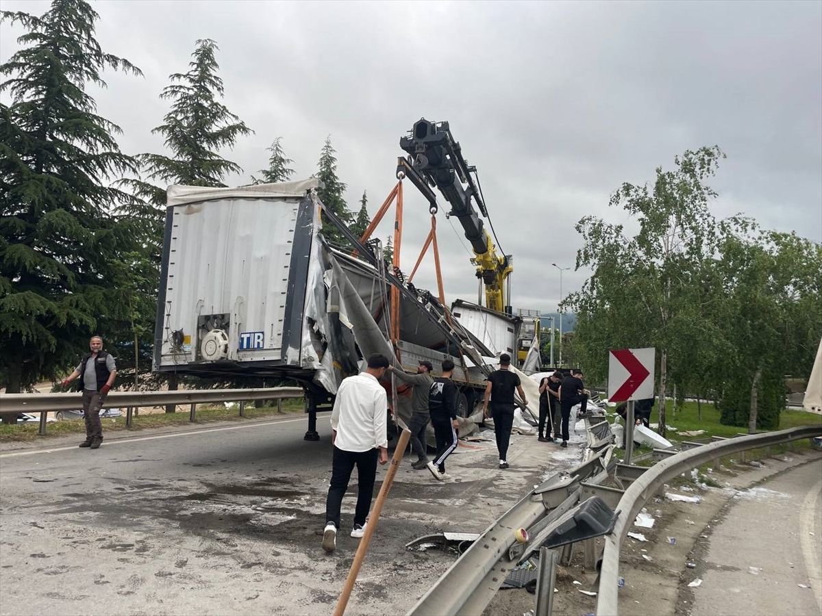 Başiskele\'de TIR Bariyere Çarptı, Sürücü Kurtuldu