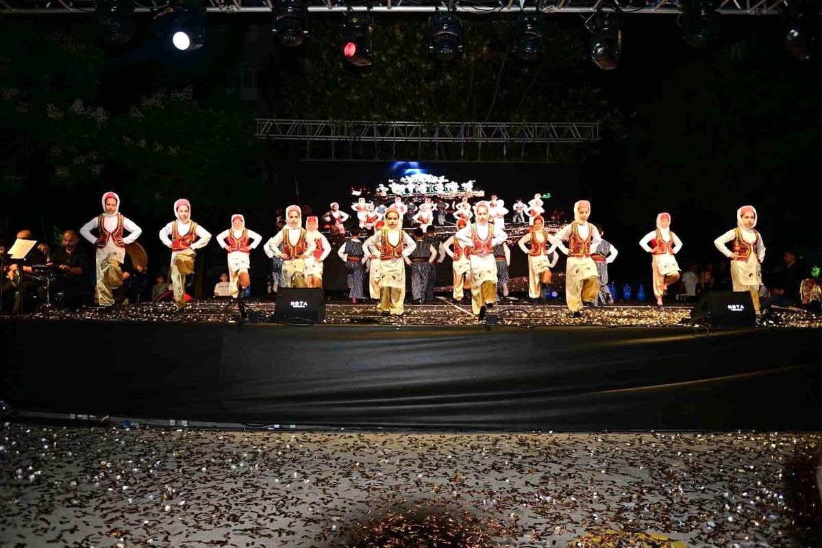 Konyaaltı İlkokulu\'nda yıl sonu halk oyunları şenliği