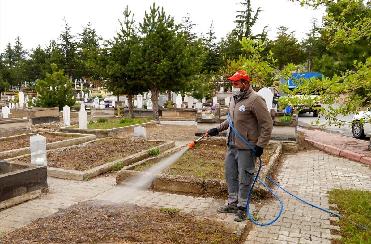 Melikgazi\'de mezarlıklar bayrama hazırlanıyor