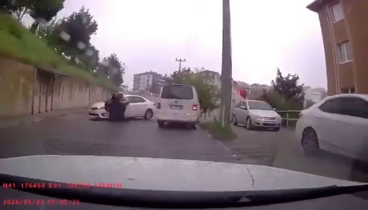 Zonguldak\'ta motosiklet otomobile çarptı