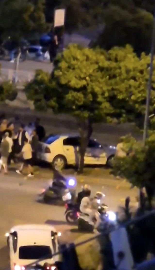 Adana'da Otomobil Sulama Kanalında Asılı Kaldı