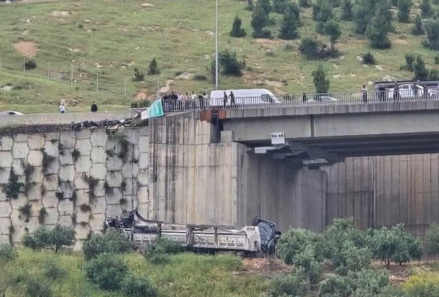 Otomobile çarpan tır viyadükten uçtu: 3 kişi hayatını kaybetti, 3 kişi yaralandı