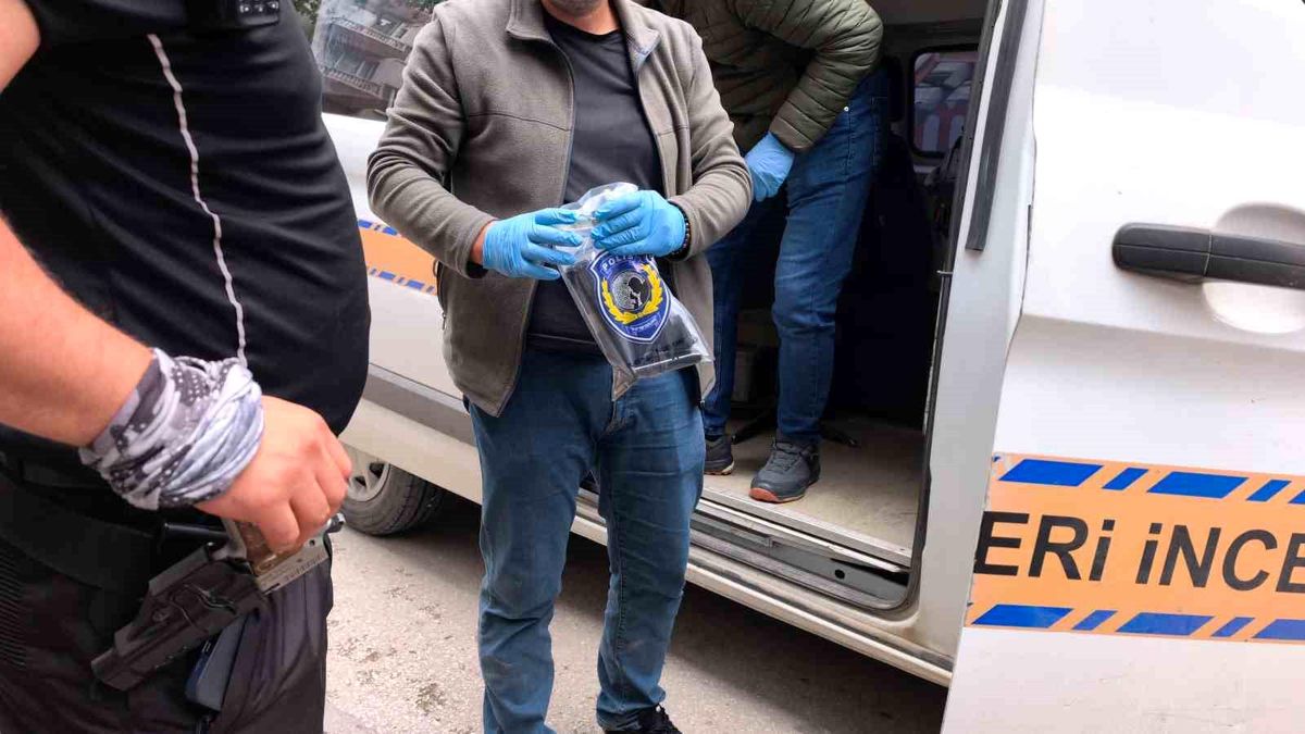 İnegöl\'de Kaçan Şüphelinin Üzerinden Ruhsatsız Tabanca Çıktı
