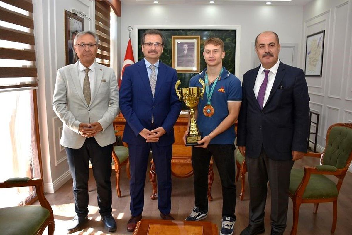 Salihli Kaymakamı, Şampiyonu Ağırladı