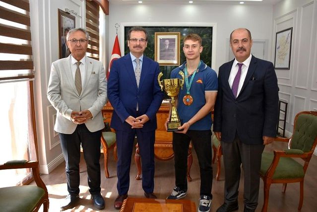 Salihli Kaymakamı, Şampiyonu Ağırladı