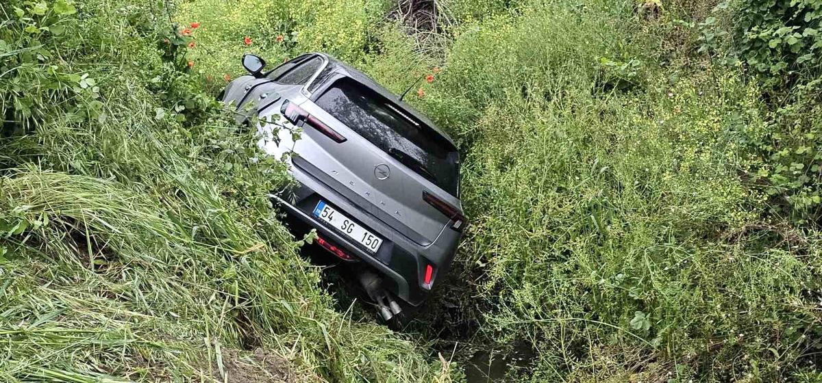 Su kanalına devrilen otomobildeki 2 kişi yaralandı