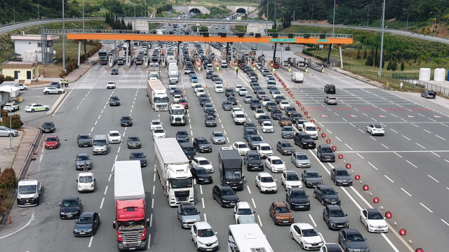 Tatilcilerin bayram çilesi erken başladı: İstanbul-İzmir otobanında kilometrelerce kuyruk oluştu