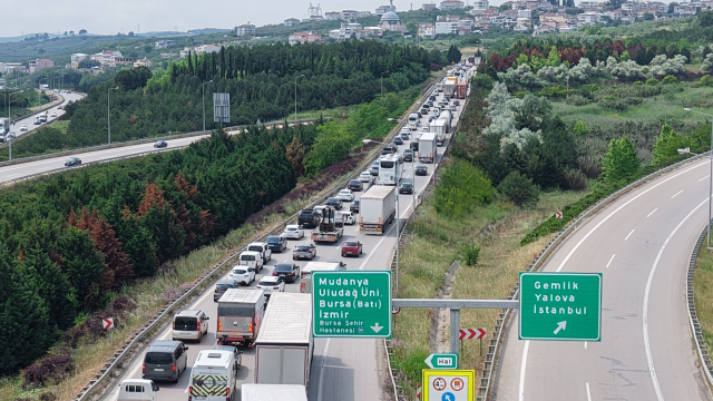 Tatilcilerin bayram çilesi erken başladı: İstanbul-İzmir otobanında kilometrelerce kuyruk oluştu
