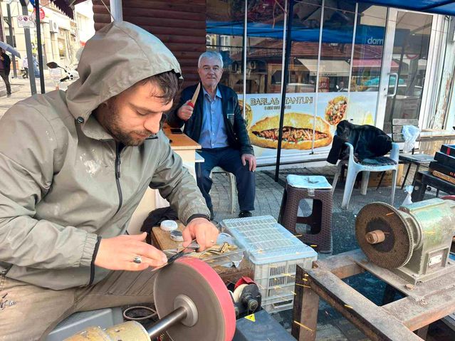 Tavşanlı'da Kurban Bayramı İçin Bıçak Bileme Yoğunluğu