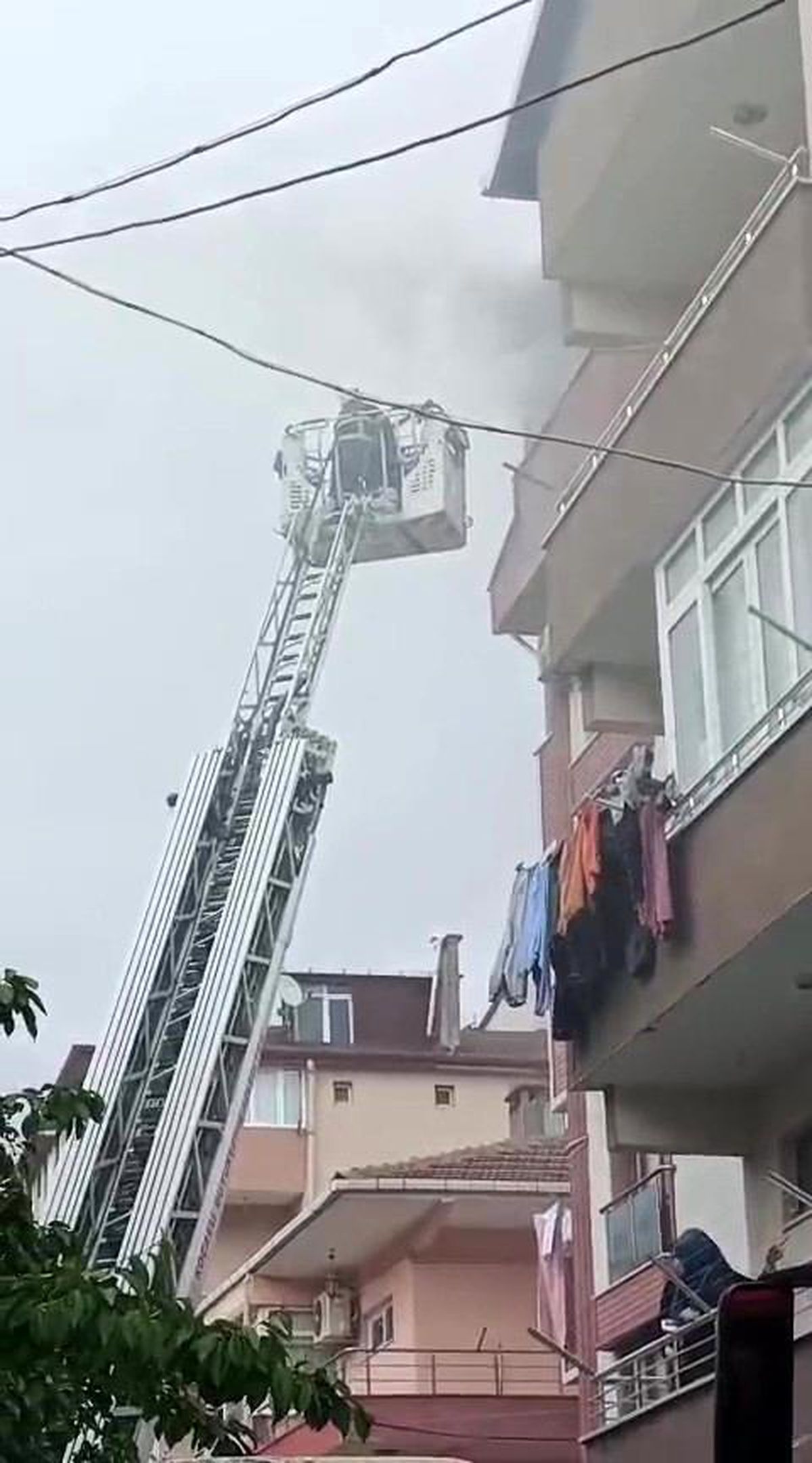 Gebze\'de 5 Katlı Binada Yangın Paniği