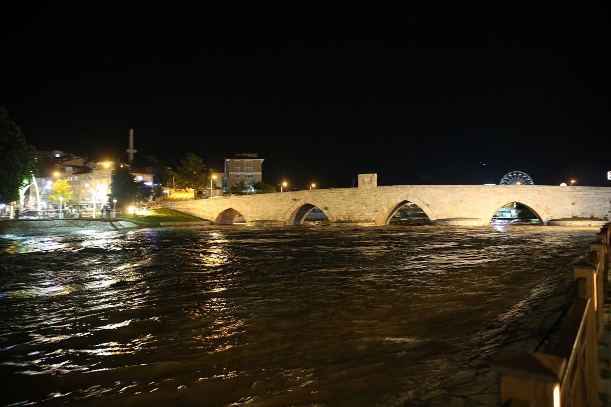 Yeşilırmak Nehri\'nde Su Seviyesi Yükseliyor