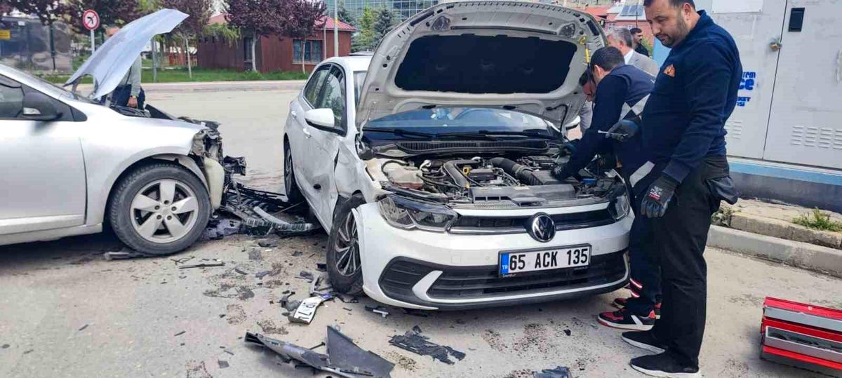 Van\'da İki Otomobil Çarpıştı: 1 Yaralı