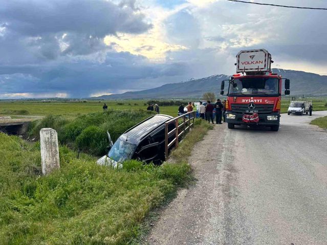 Muradiye'de Kamyonet Kanala Düşüldü