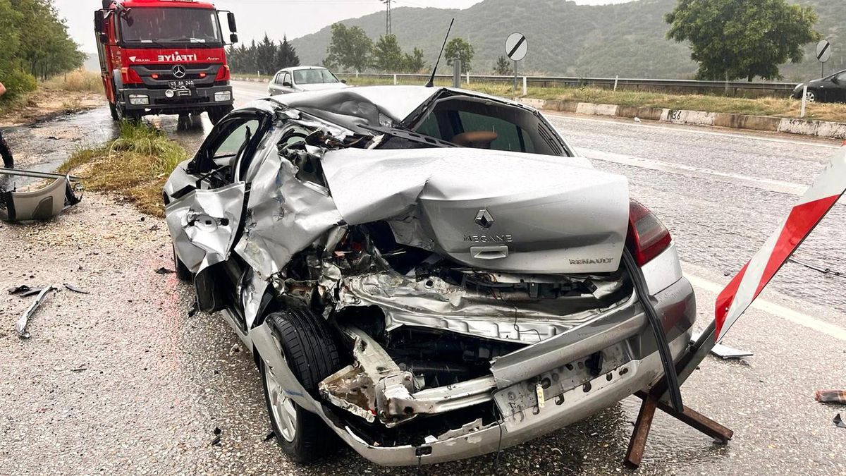 Kula\'da Tır, Park Halindeki Otomobile Çarptı