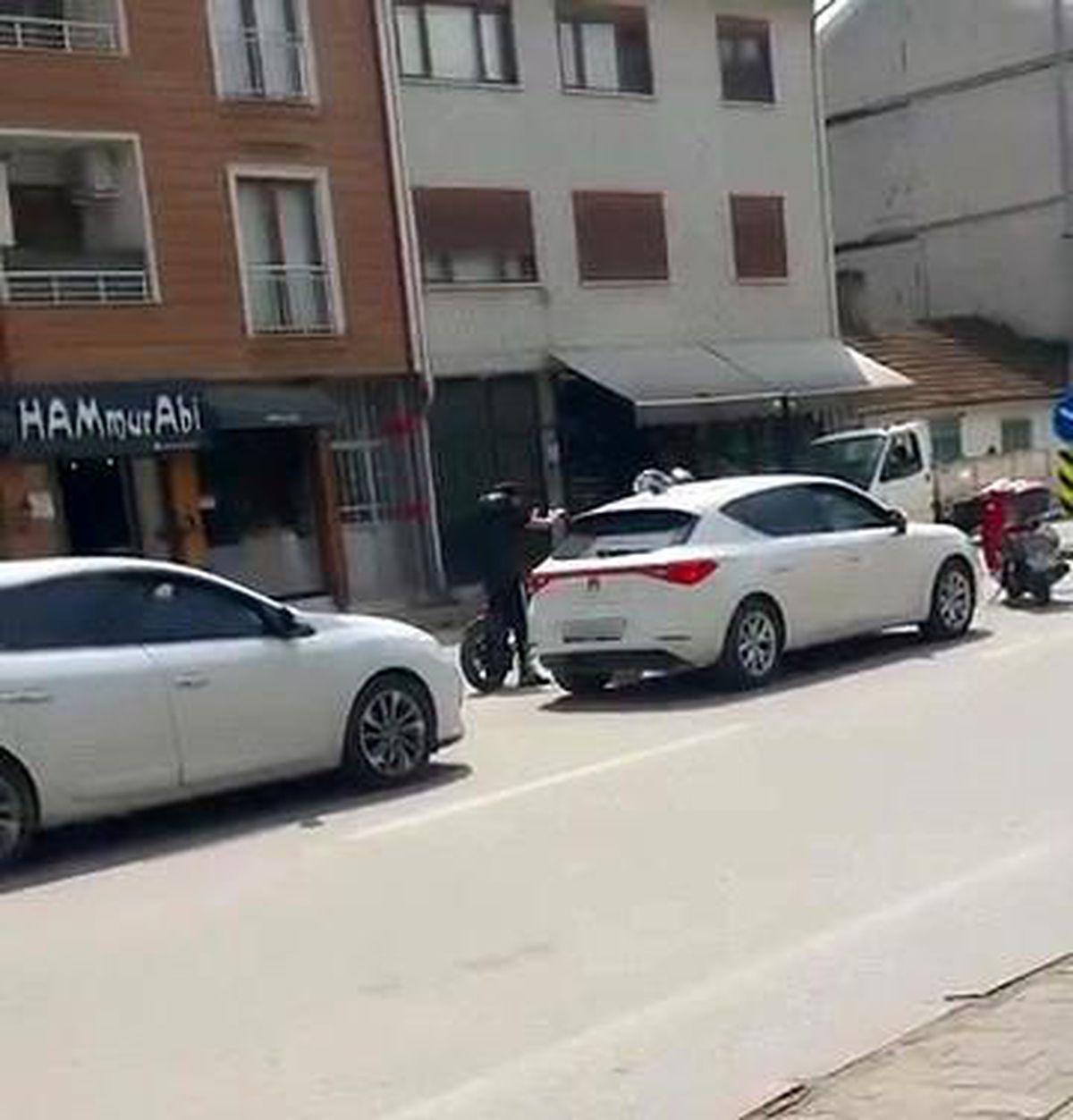 İnegöl\'de Yol Verme Tartışması Gerginliğe Yol Açtı