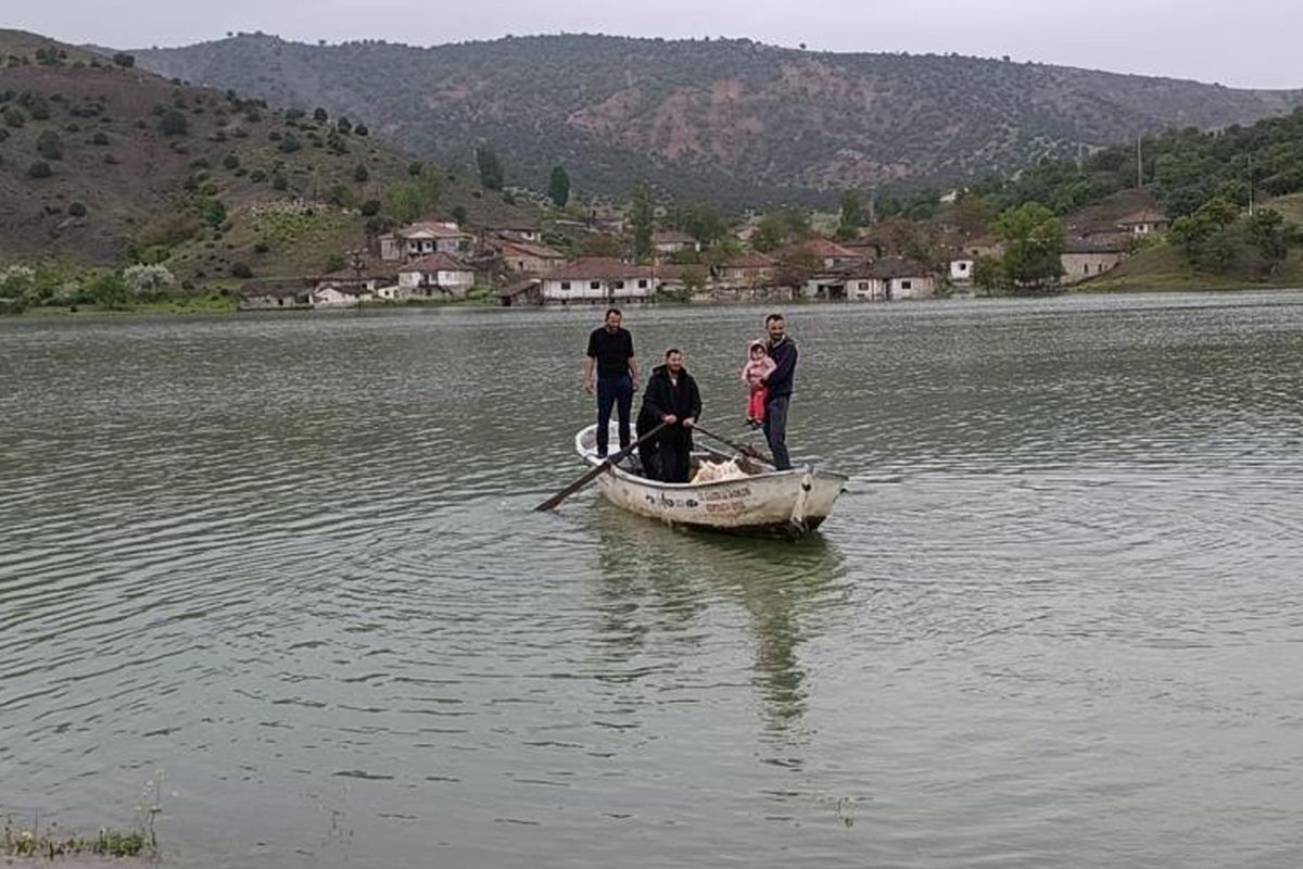 Böylesi görülmedi! Yağışlar sonrası köyün kara ile bağlantısı kesildi