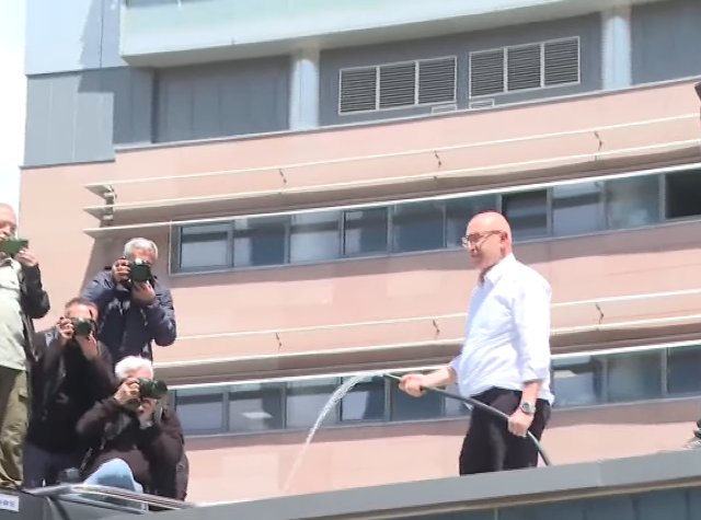 Mahmut Tanal elinde hortumla çatıya çıktı: Açın suyu