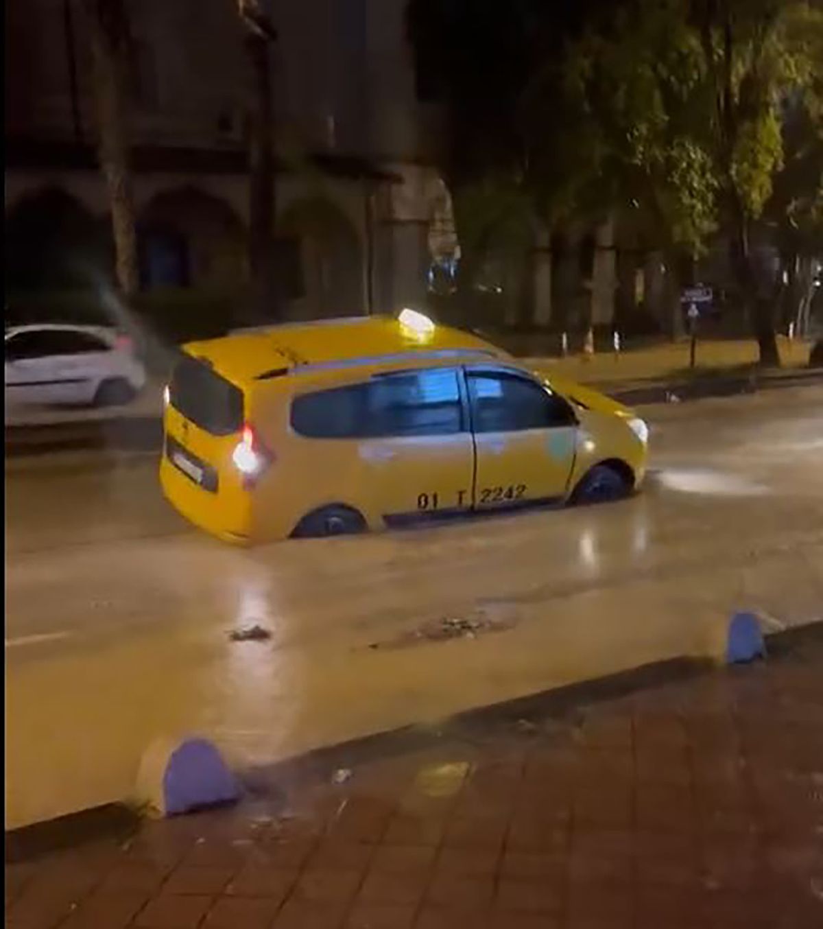Adana\'da Sağanak: Kurban Pazarı Çöktü