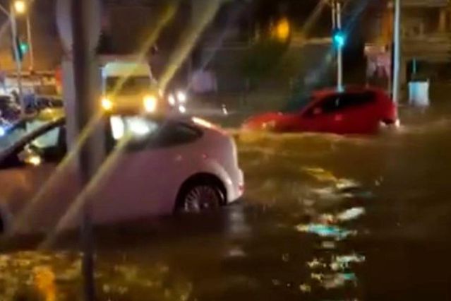 Adana'da sağanak hayatı felç etti