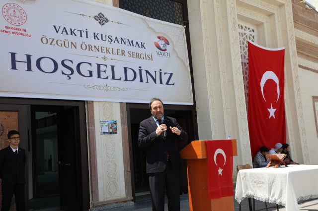 Ağrı’da “Vakti Kuşanmak” sergisine yoğun ilgi: Ulu Cami avlusu manevi atmosfere büründü
