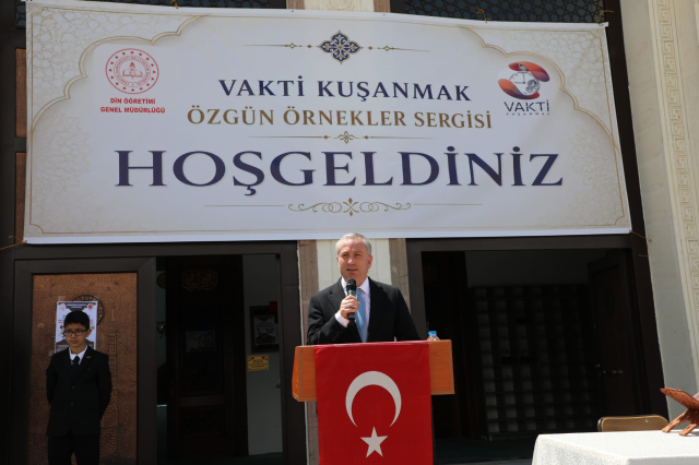 Ağrı’da “Vakti Kuşanmak” sergisine yoğun ilgi: Ulu Cami avlusu manevi atmosfere büründü