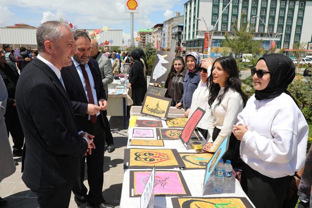 Ağrı’da “Vakti Kuşanmak” sergisine yoğun ilgi: Ulu Cami avlusu manevi atmosfere büründü