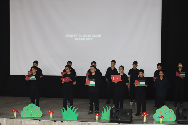 Ağrı’da “Yabancı Dil Festivali”ne yoğun ilgi: Öğrenciler sahnede yeteneklerini sergiledi