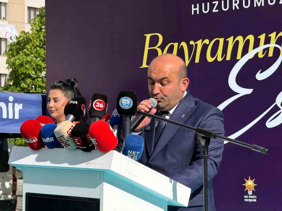 AK Parti Eskişehir İl Başkanı Albayrak: "Adliye önündeki görüntülerden rahatsız oluyorsunuz da dosyalardaki suçlar hiç mi vicdanınızı sızlatmıyor"
