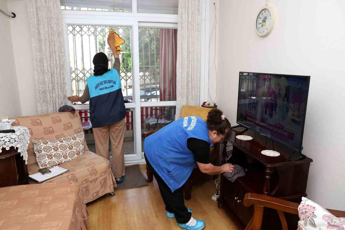 Akdeniz Belediyesi\'nden bayram öncesi dezavantajlı vatandaşlara temizlik bakım hizmeti