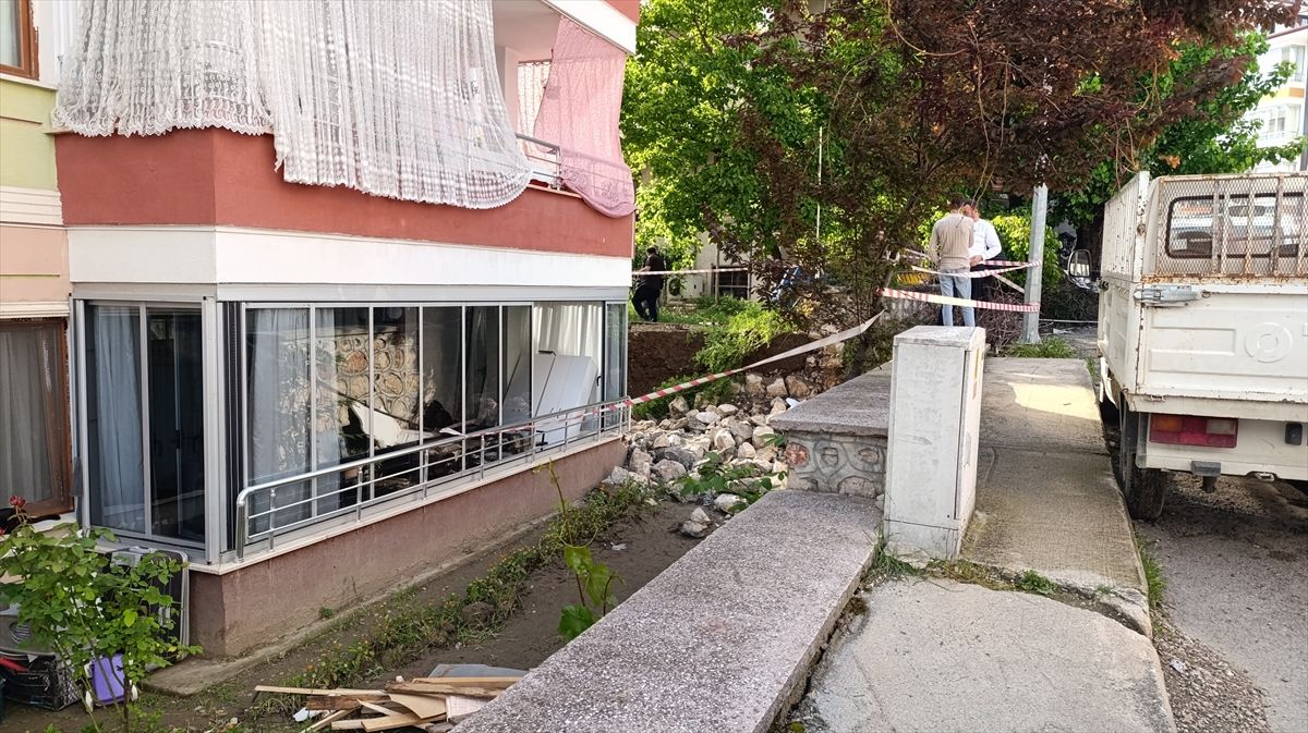 Amasya\'da Yağışla İstinat Duvarı Çöktü