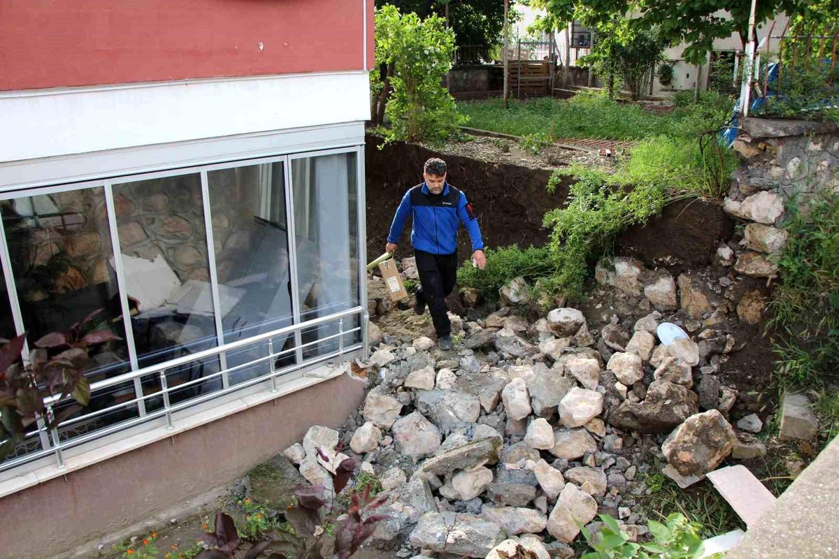 Amasya\'da duvar yıkıldı, gürültüyü duyanlar deprem sandı
