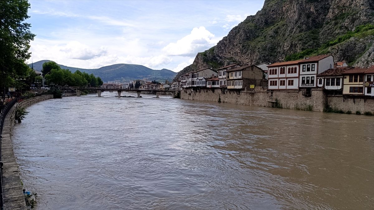 Amasya\'da Sağanak Yağış Nehri Taşırıyor