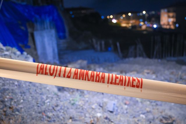 Sağanak Yağış Duvarı Çöktürdü