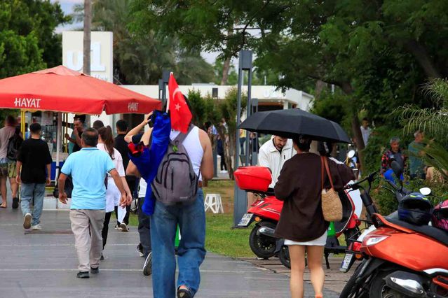 Antalya'da Bayramda İki Mevsim Yaşandı