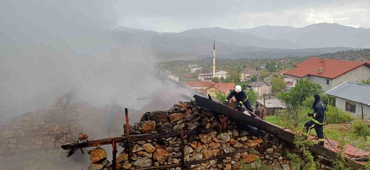 Antalya\'da 110 yıllık düğmeli ev yangında küle döndü
