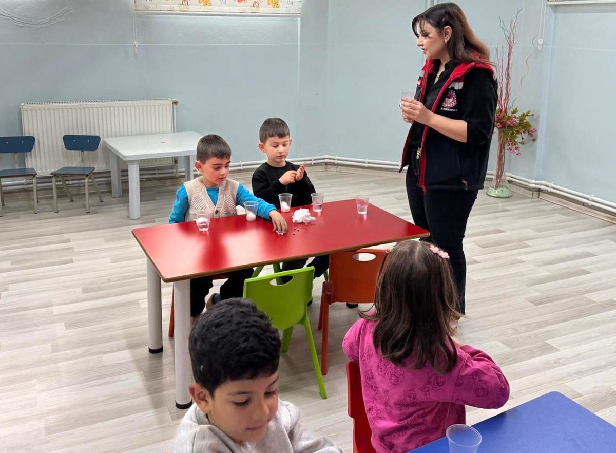 Aydıntepe\'deki öğrenciler fasulye ekimini öğrendi
