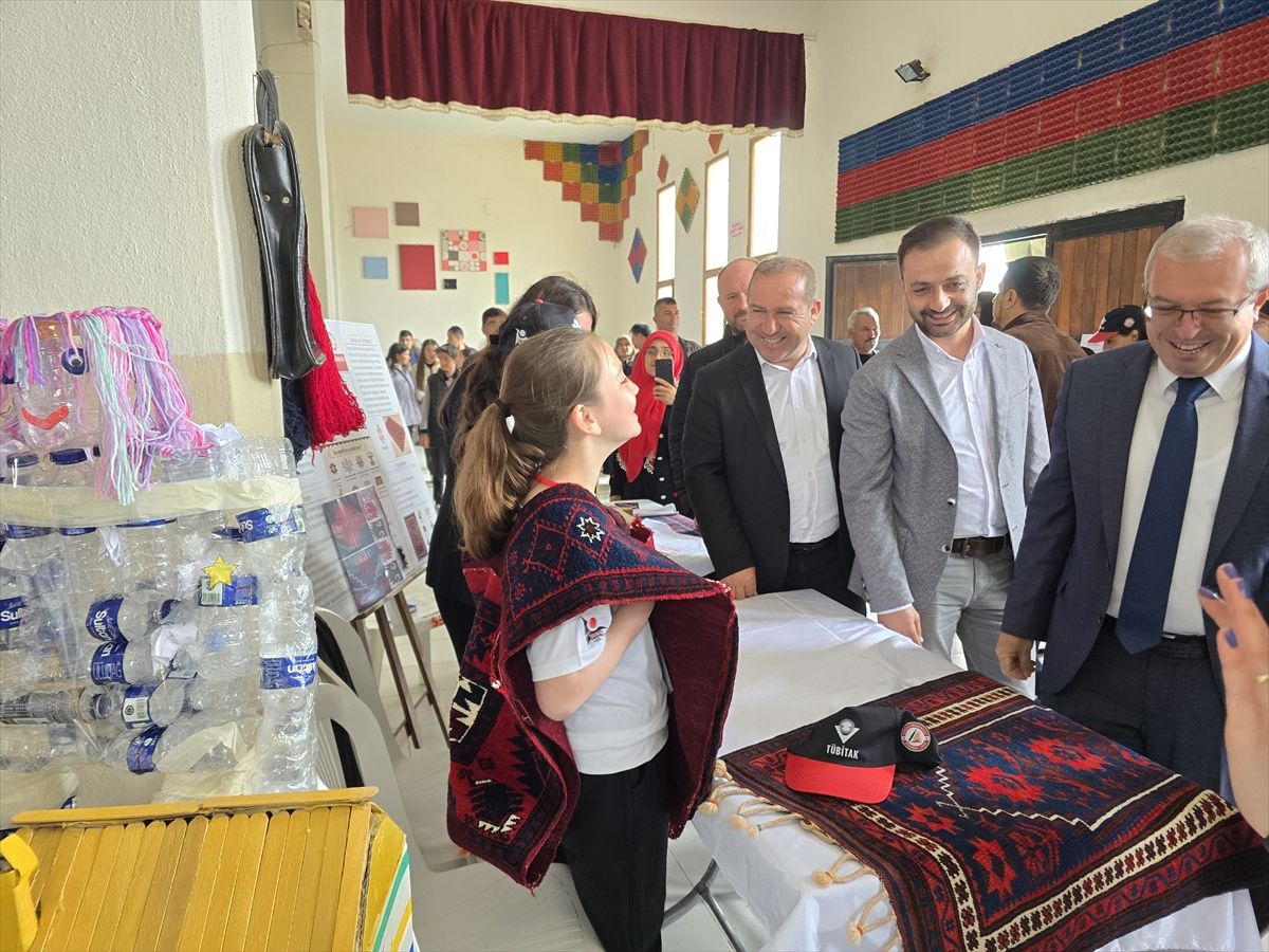 Sındırgı\'da TÜBİTAK 4006 Bilim Fuarı