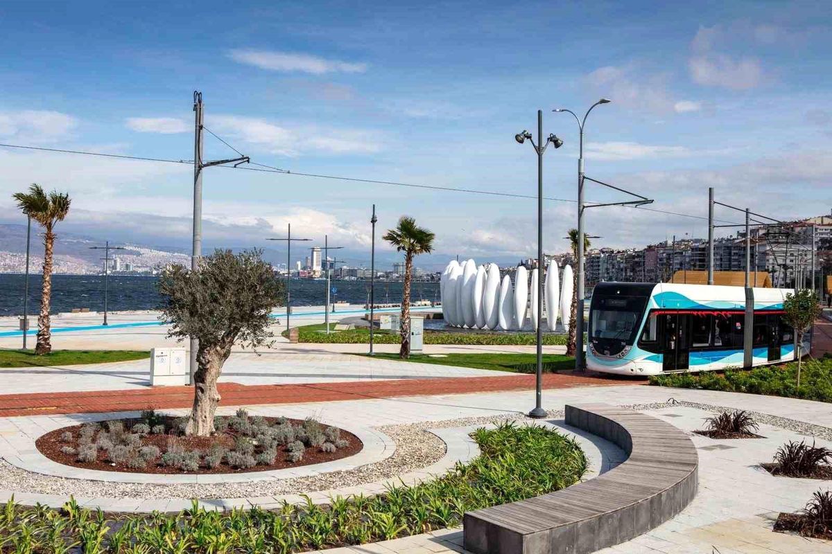 Bayram öncesi İzmir\'in parklarında yoğun mesai