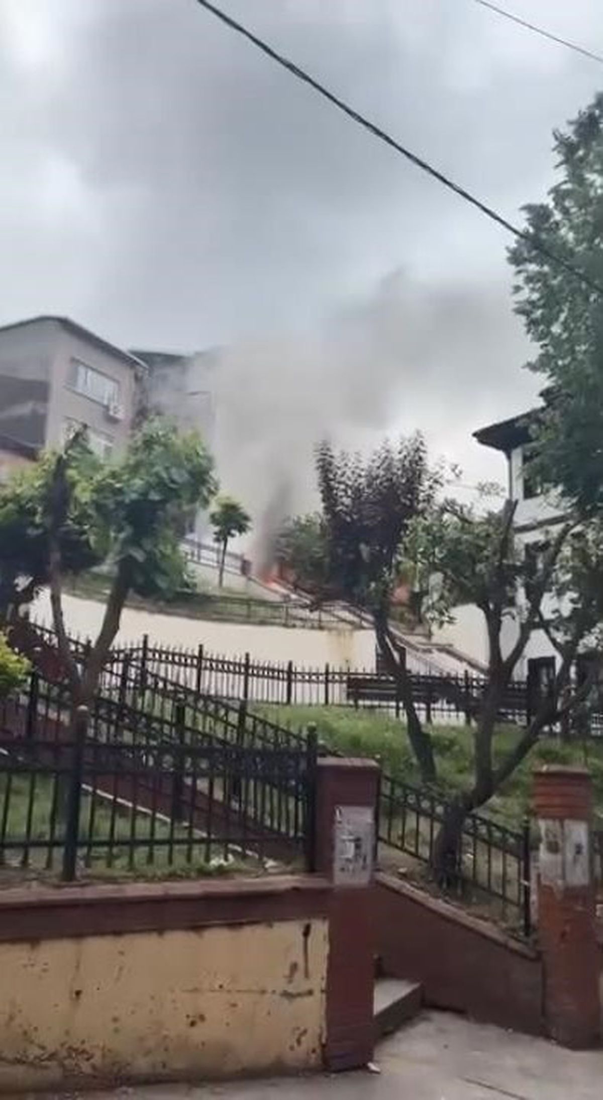 Beyoğlu\'nda otomobil yangını paniğe yol açtı
