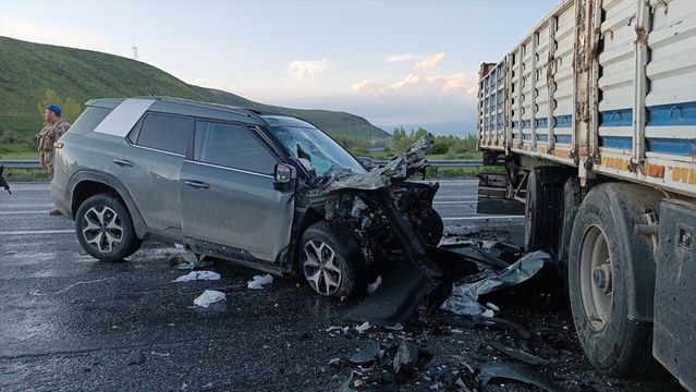 Tatvan'da Tır-Cip Çarpışması: 6 Yaralı
